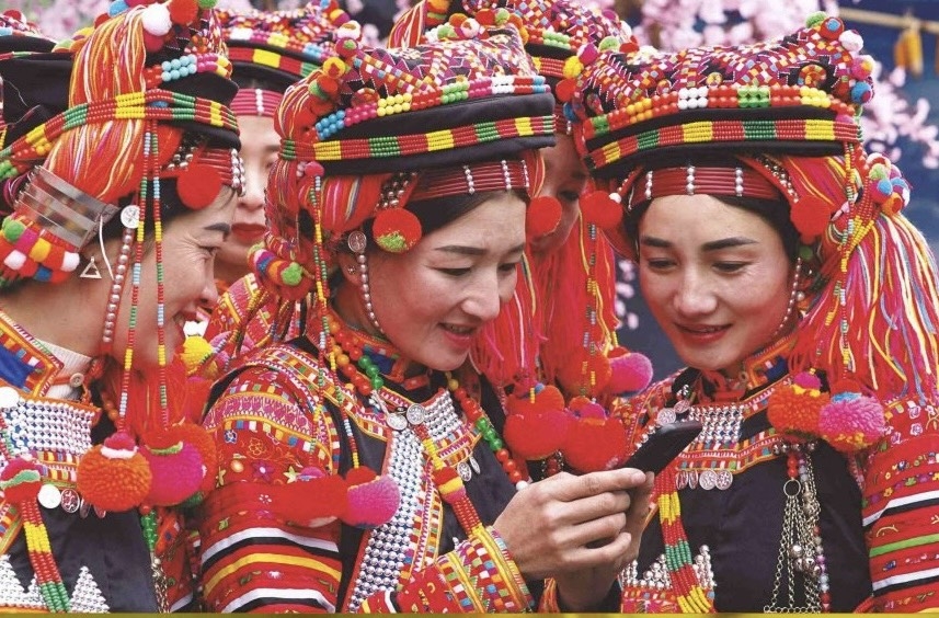 Những cô gái dân tộc Hà Nhì rực rỡ trong trang phục truyền thống.