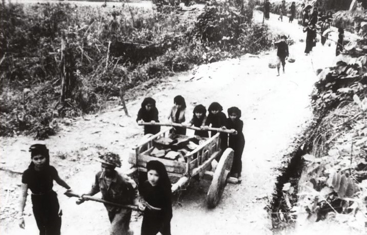 Phụ nữ các dân tộc tham gia dân công cùng bộ đội công binh làm đường từ Tuần Giáo vào Điện Biên Phủ.
