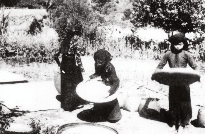 Phụ nữ dân tộc Thái Điện Biên chuẩn bị gạo gửi ra chiến trường Điện Biên Phủ.