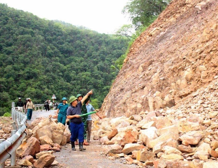 Lãnh đạo huyện Kỳ Sơn kiểm tra và khắc phục sạt lở