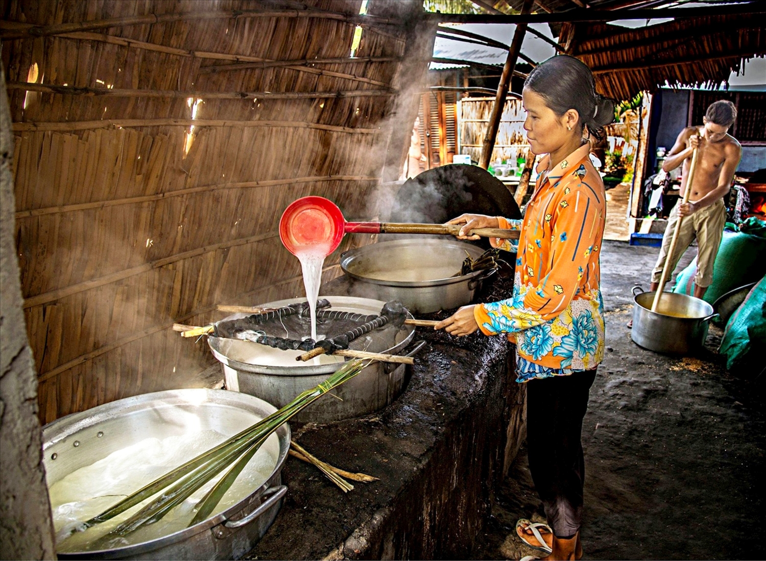 Chị Néang Hiếp, ở ấp Tà On (xã Châu Lăng, huyện Tri Tôn, tỉnh An Giang) đã gắn bó với nghề làm đường thốt nốt 20 năm, chị nấu nước thốt nốt khoảng 4 - 5 giờ là cô đặc lại thành đường.