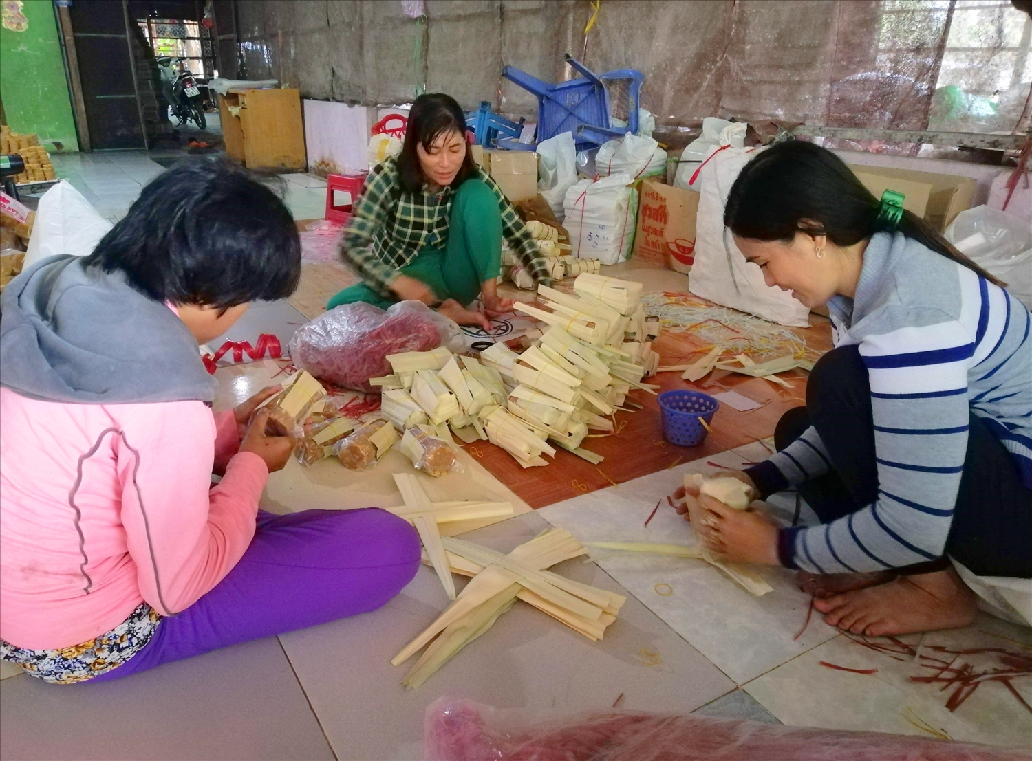 Nghề nấu đường thốt nốt của đồng bào dân tộc thiểu số Khmer tỉnh An Giang, đã nuôi sống gần 1.000 hộ người dân tộc Khmer sống bằng nghề.