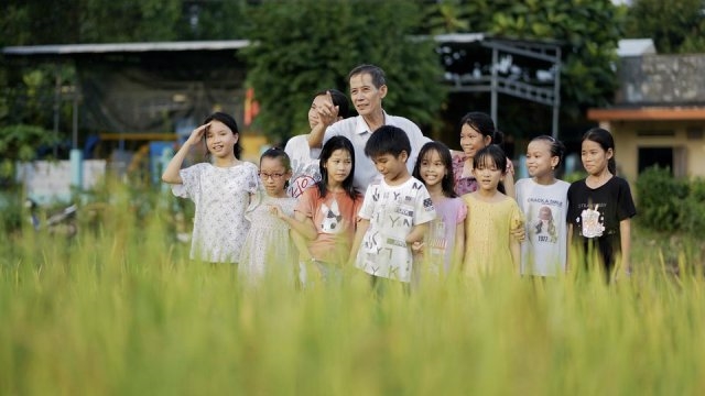 Cựu Chiến binh Huỳnh Tấn Hùng với các em nhỏ tại Trung tâm (Ảnh Bá Dũng).