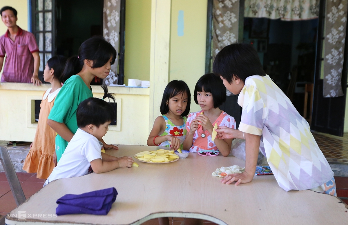 Các em nhỏ ở mái ấm của ông Hùng (Ảnh: Vnexpress.net)
