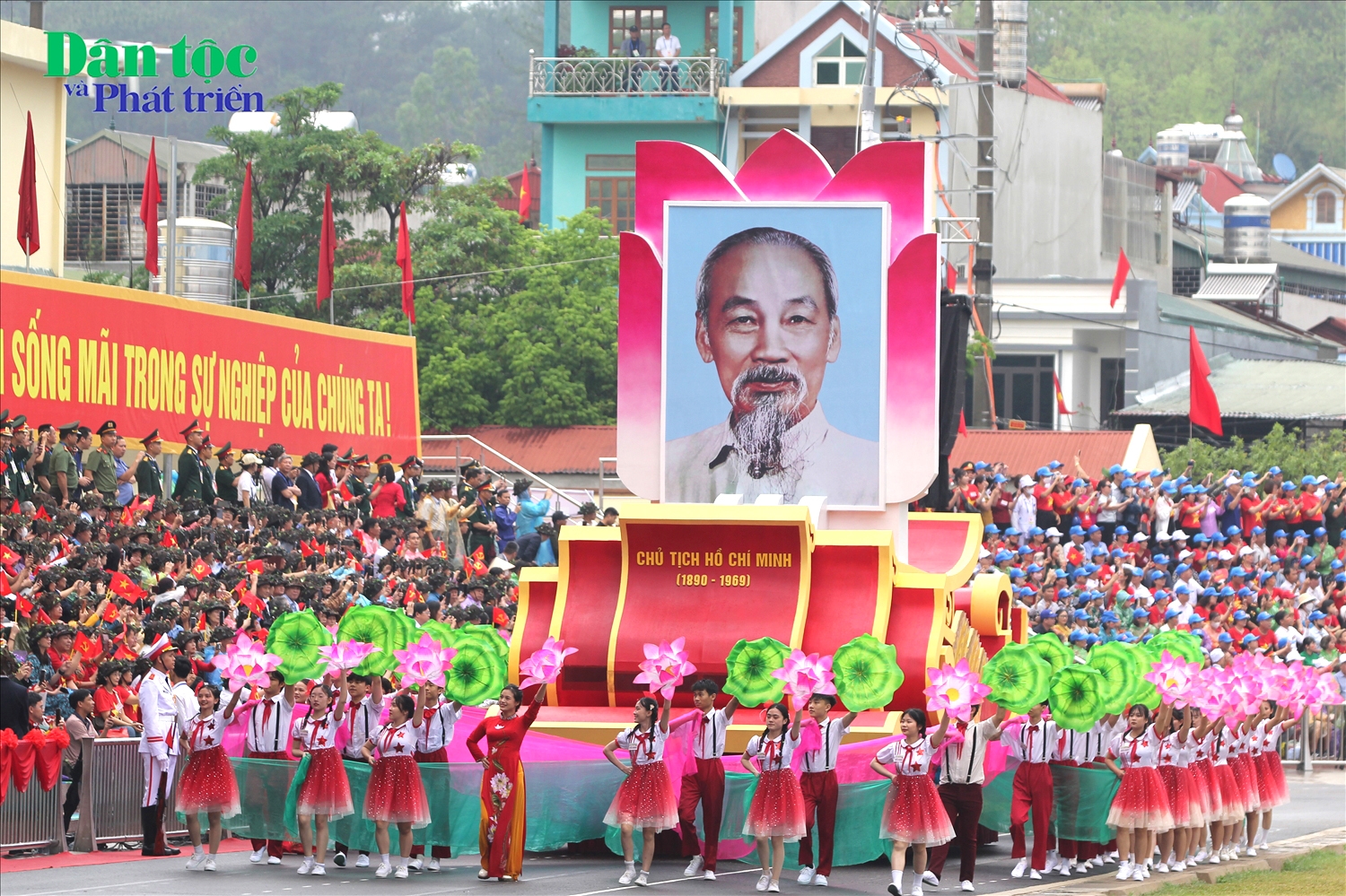 Xe rước ảnh Chủ tịch Hồ Chí Minh tại Lễ diễu binh, diễu hành. Chủ tịch Hồ Chí Minh đã mở đường, chỉ lối và trực tiếp lãnh đạo cách mạng Việt Nam đi từ thắng lợi này đến thắng lợi khác, trong đó có chiến thắng lịch sử Điện Biên Phủ
