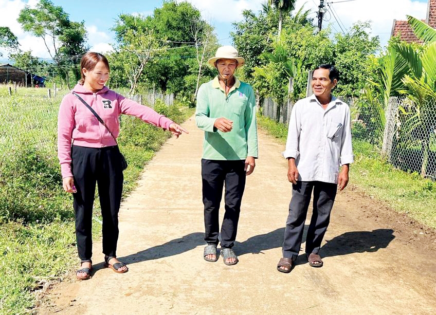 Ông Đinh Văn Trái (bìa phải), ở thôn Bồ Nung, xã Sơn Linh, huyện Sơn Hà, hiến đất để mở đường, giúp người dân đi lại thuận lợi.