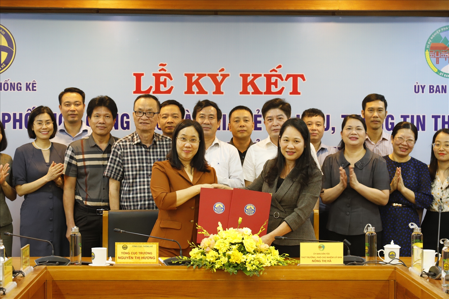 Thứ trưởng, Phó Chủ nhiệm UBDT Nông Thị Hà và Tổng cục trưởng TCTK Nguyễn Thị Hương ký kết quy chế phối hợp