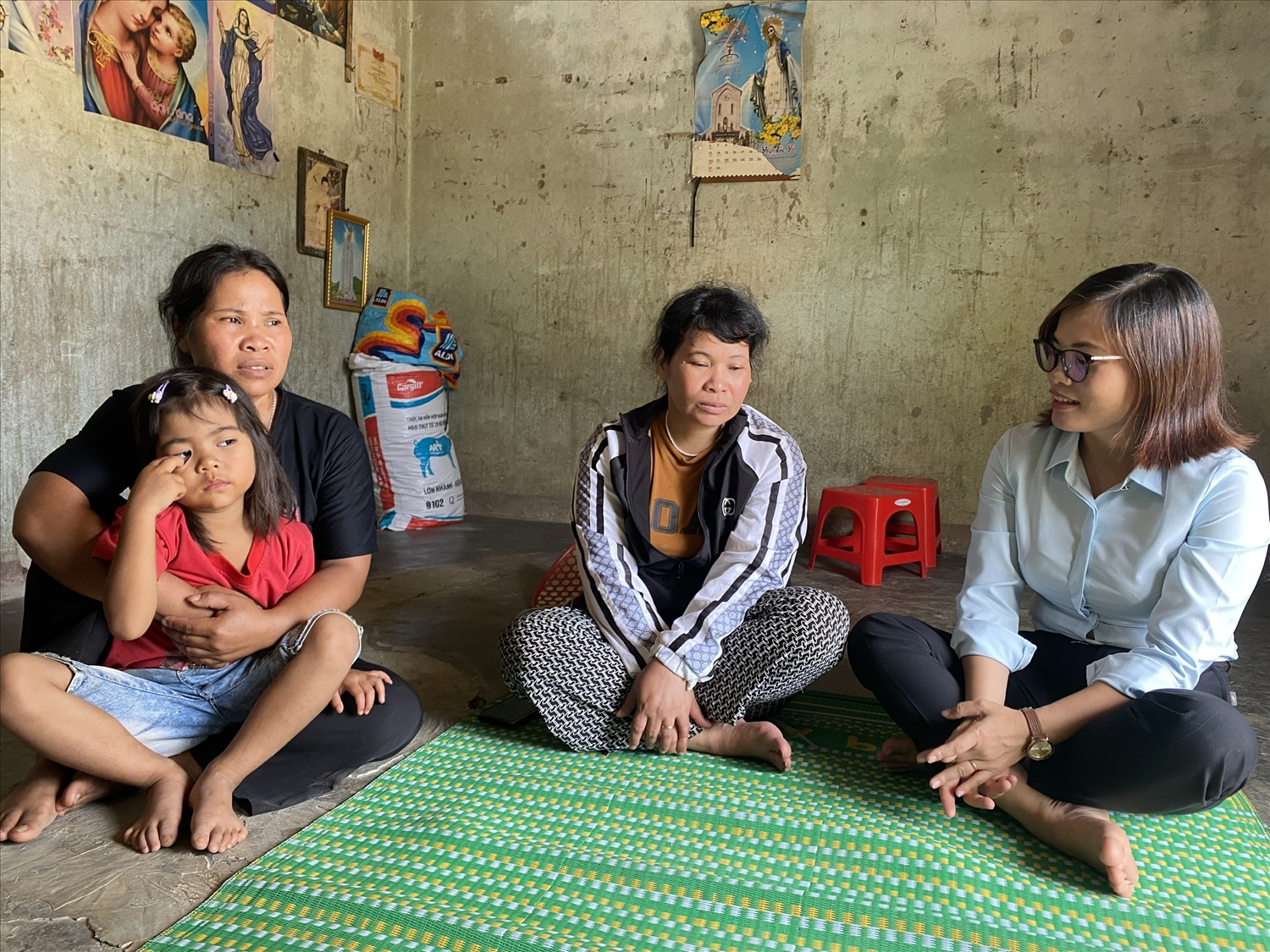 Lãnh đạo UBND xã Ngọk Réo, huyện Đăk Hà đến thăm hỏi gia đình chị Y Nghen