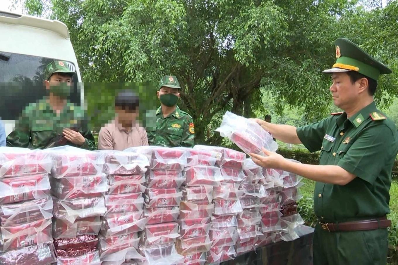 121kg ma túy thu giữ trên ô tô 16 chỗ.