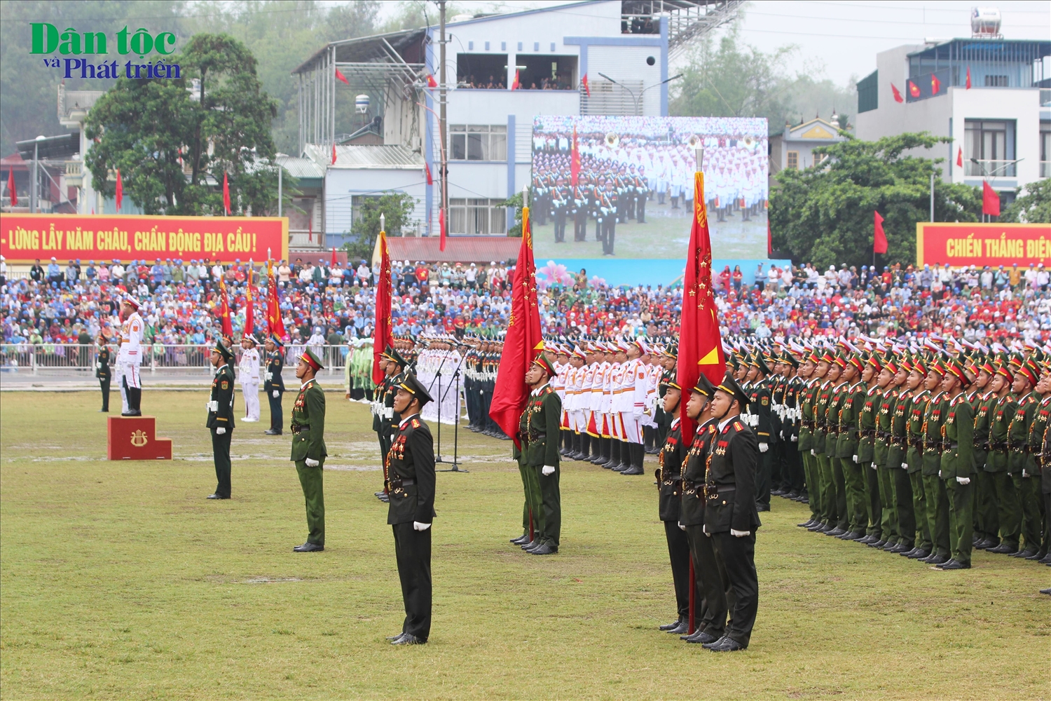 Đúng 8h45 ngày 7/5, các khối lực lượng bắt đầu Lễ diễu binh, diễu hành kỷ niệm 70 năm Chiến thắng Điện Biên Phủ "lừng lẫy năm châu, chấn động địa cầu".