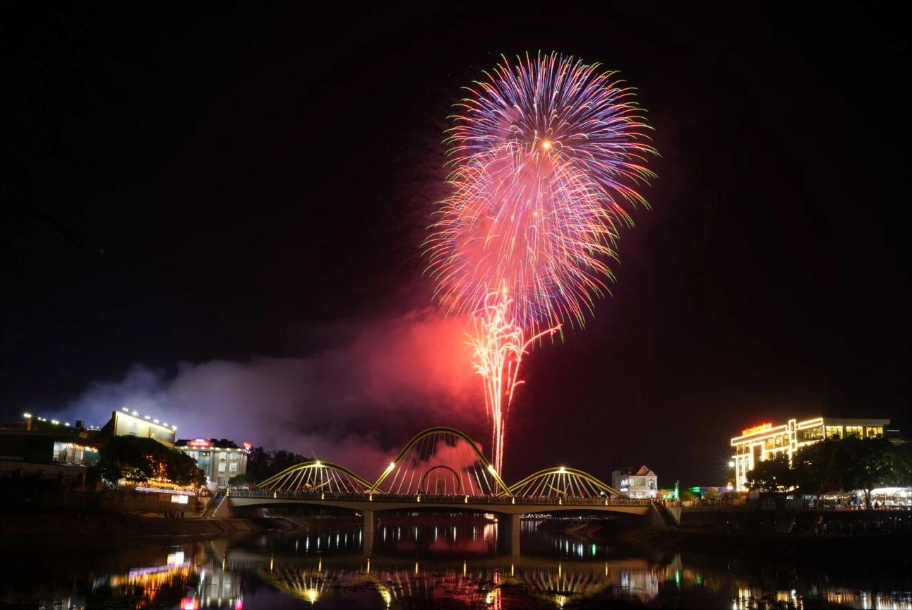 "Bữa tiệc" pháo hoa kỷ niệm 70 năm Chiến thắng Điện Biên Phủ bên bờ sông Nậm Rốm kéo dài 15 phút