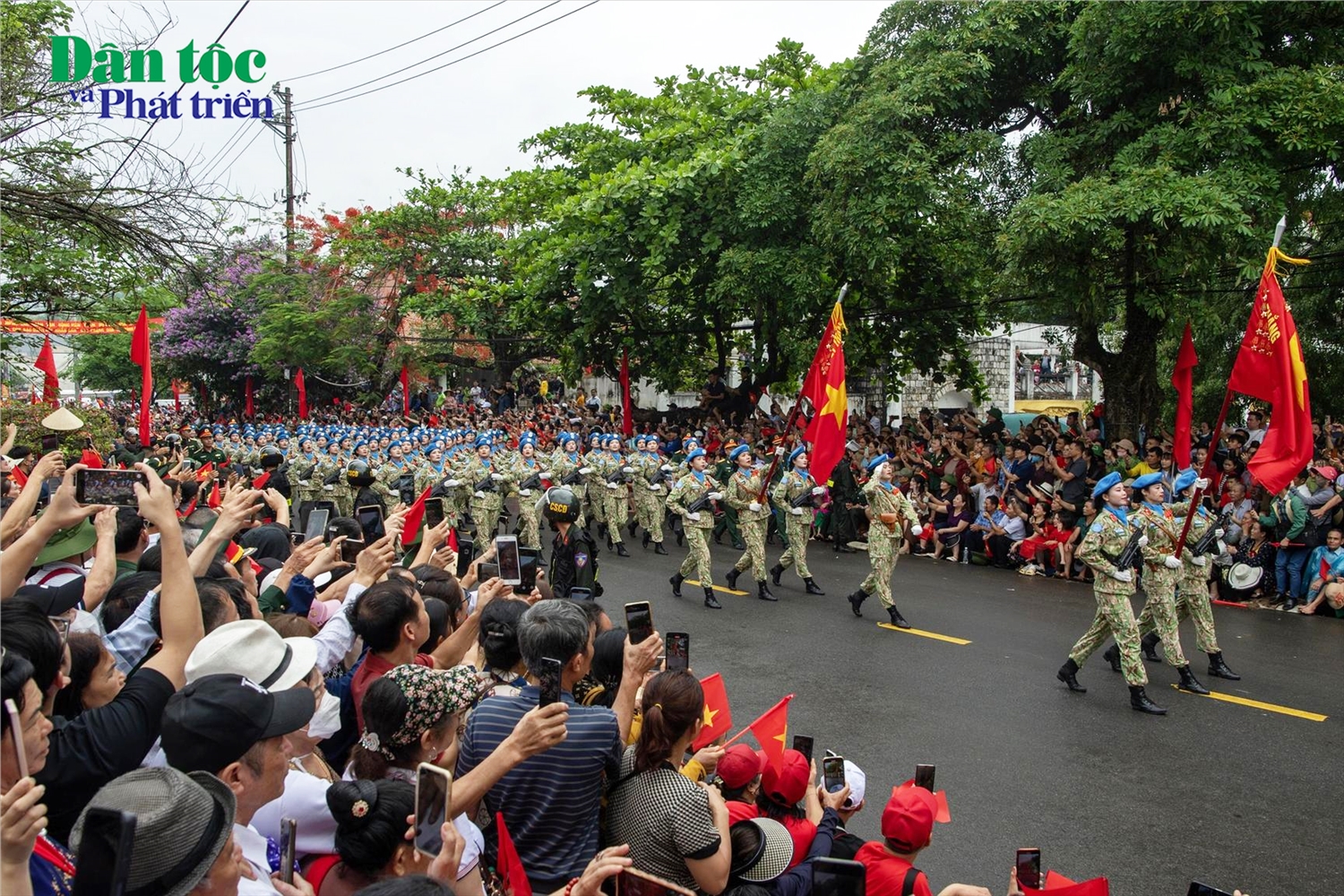 Sau khi diễu binh, diễu hành qua lễ đài, các khối tiếp tục di chuyển qua tuyến đường Hoàng Văn Thái đến ngã tư A1, chia thành 3 hướng trong sự chào đón nồng nhiệt của người dân hai bên đường