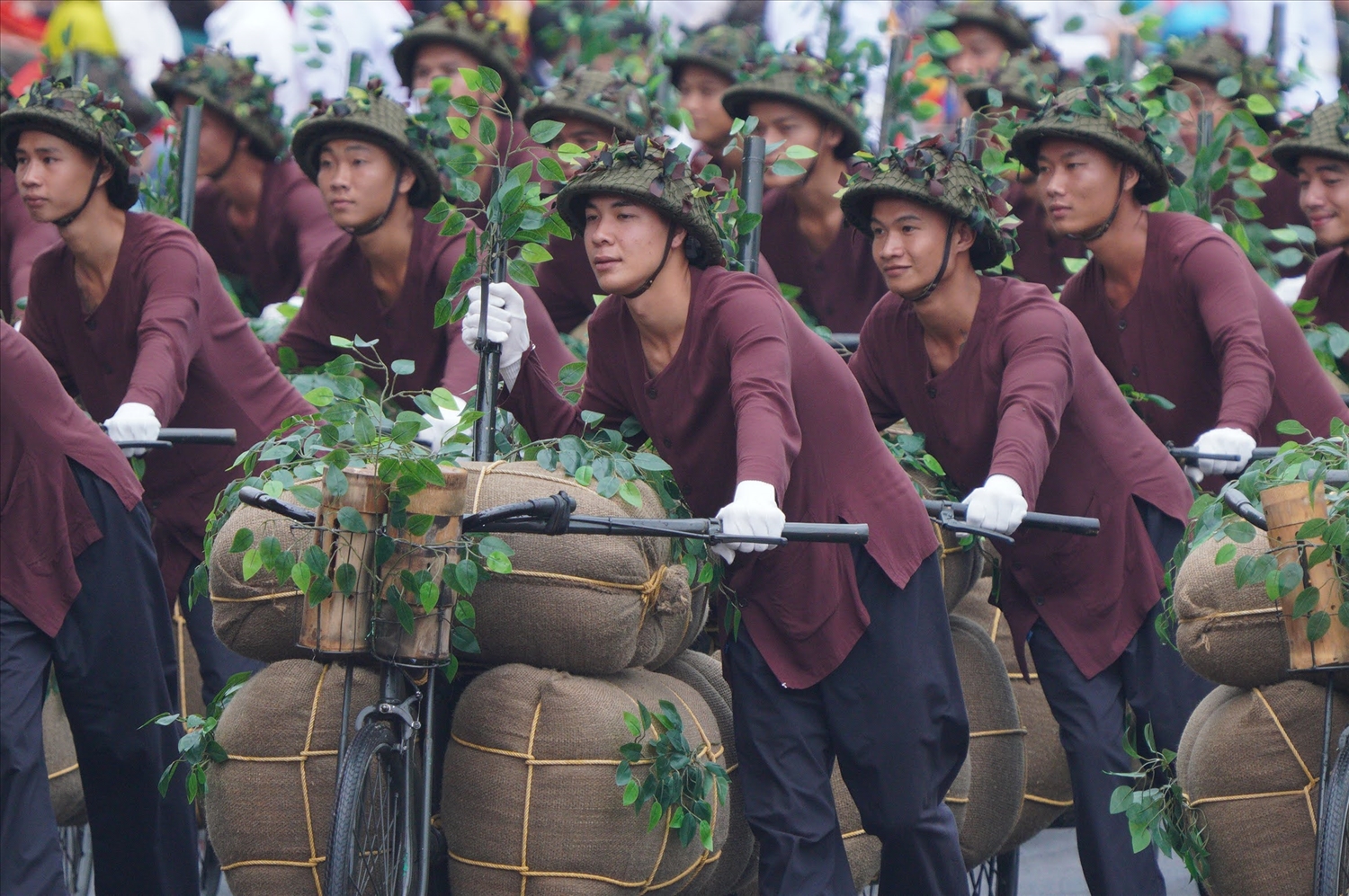 Khối diễu hành tái hiện đoàn quân xe đạp thồ huyền thoại trong Chiến dịch Điện Biên Phủ.