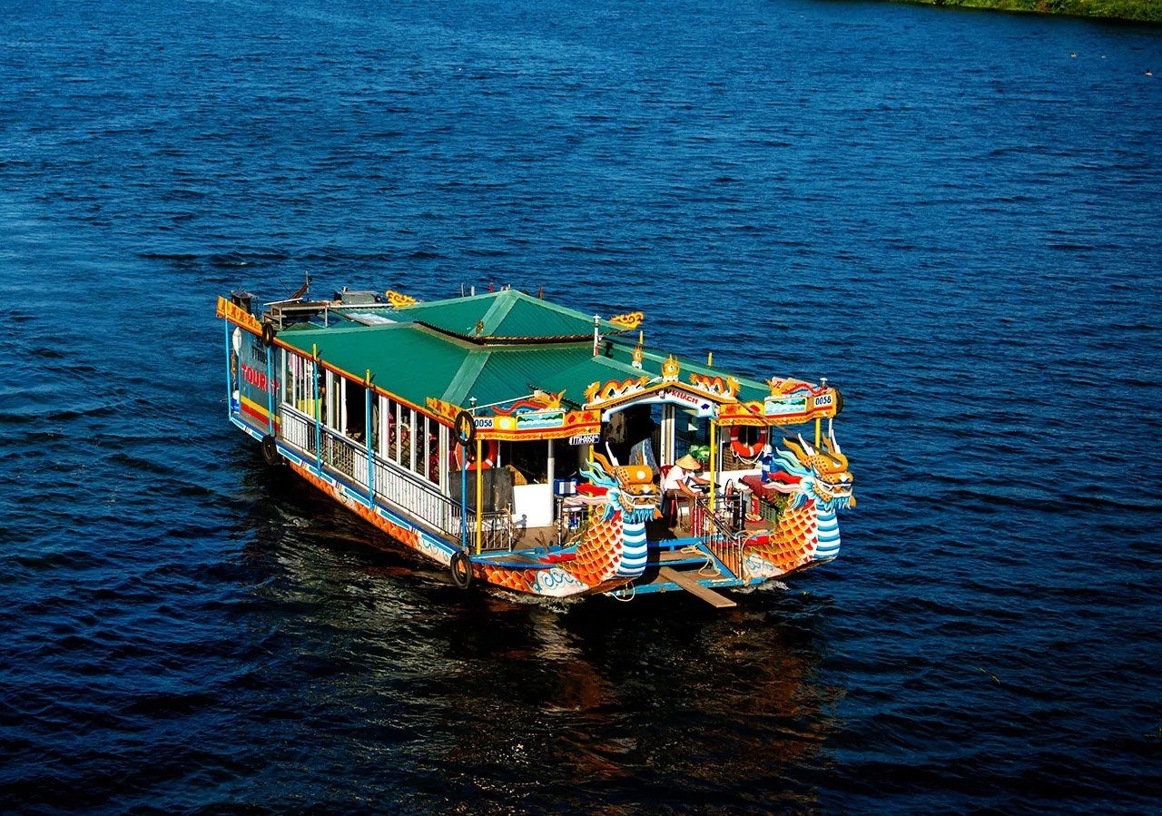 Thuyền rồng chở khách du lịch vãn cảnh trên sông Hương
