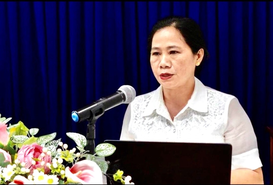 Bà Quách Kiều Mai, Phó Trưởng ban Dân tộc tỉnh Cà Mau phát biểu khai mạc lớp học 