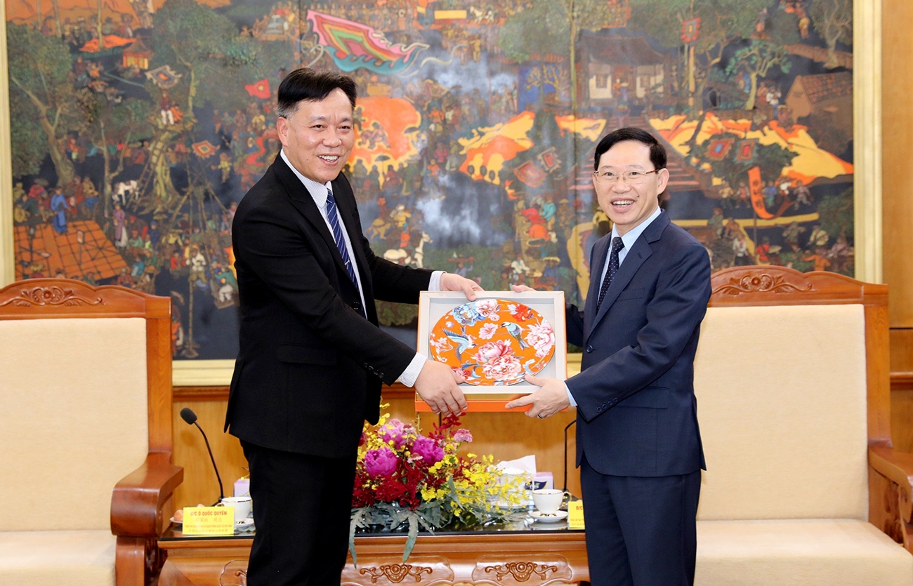 Chủ tịch UBND tỉnh Lê Ánh Dương và Tham tán Công sứ Đại sứ quán Trung Quốc tại Việt Nam Ô Quốc Quyền tặng quà lưu niệm của địa phương