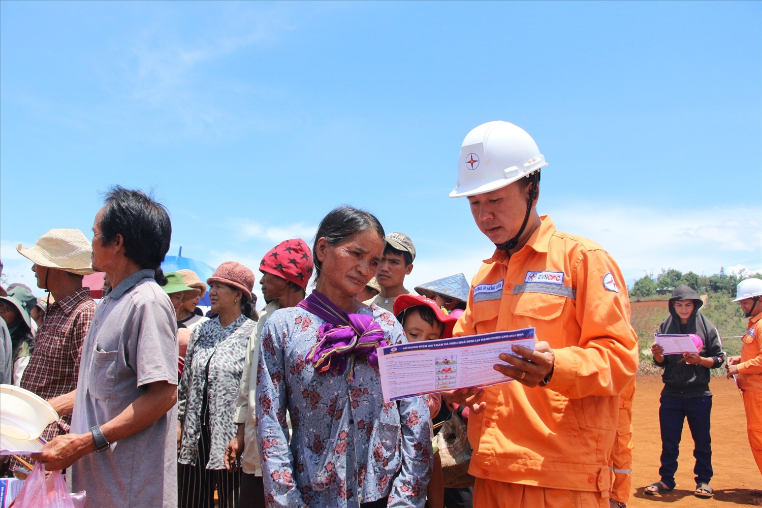 Đoàn thanh niên PC Kon Tum tuyên truyền kiến thức sử dụng điện an toàn, tiết kiệm cho người dân thôn Ba Tu 3