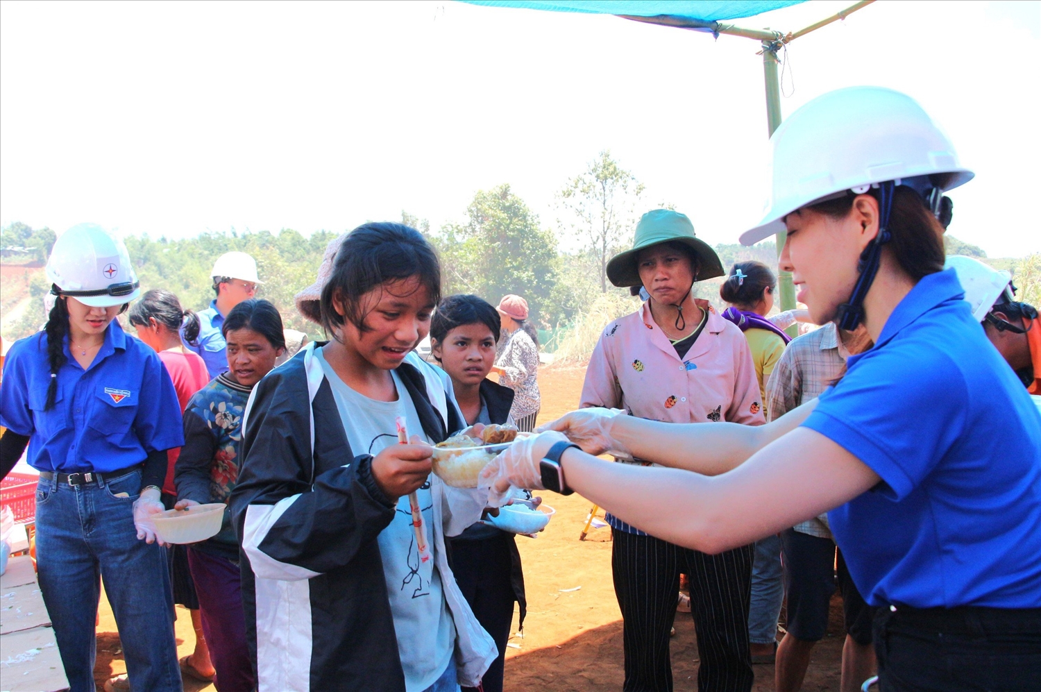 Đoàn thanh niên PC Kon Tum trao suất ăn cho người dân thôn Ba Tu 3