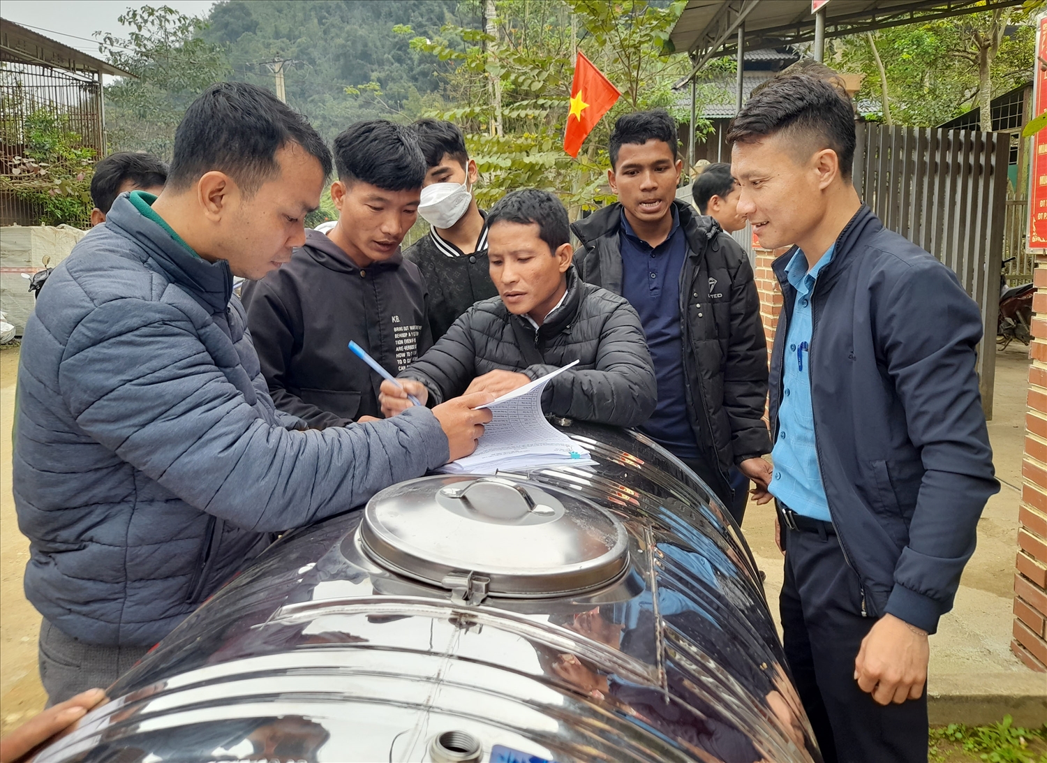 Hỗ trợ bồn nước theo nội dung nước sinh hoạt phân tán cho người dân Kỳ Sơn