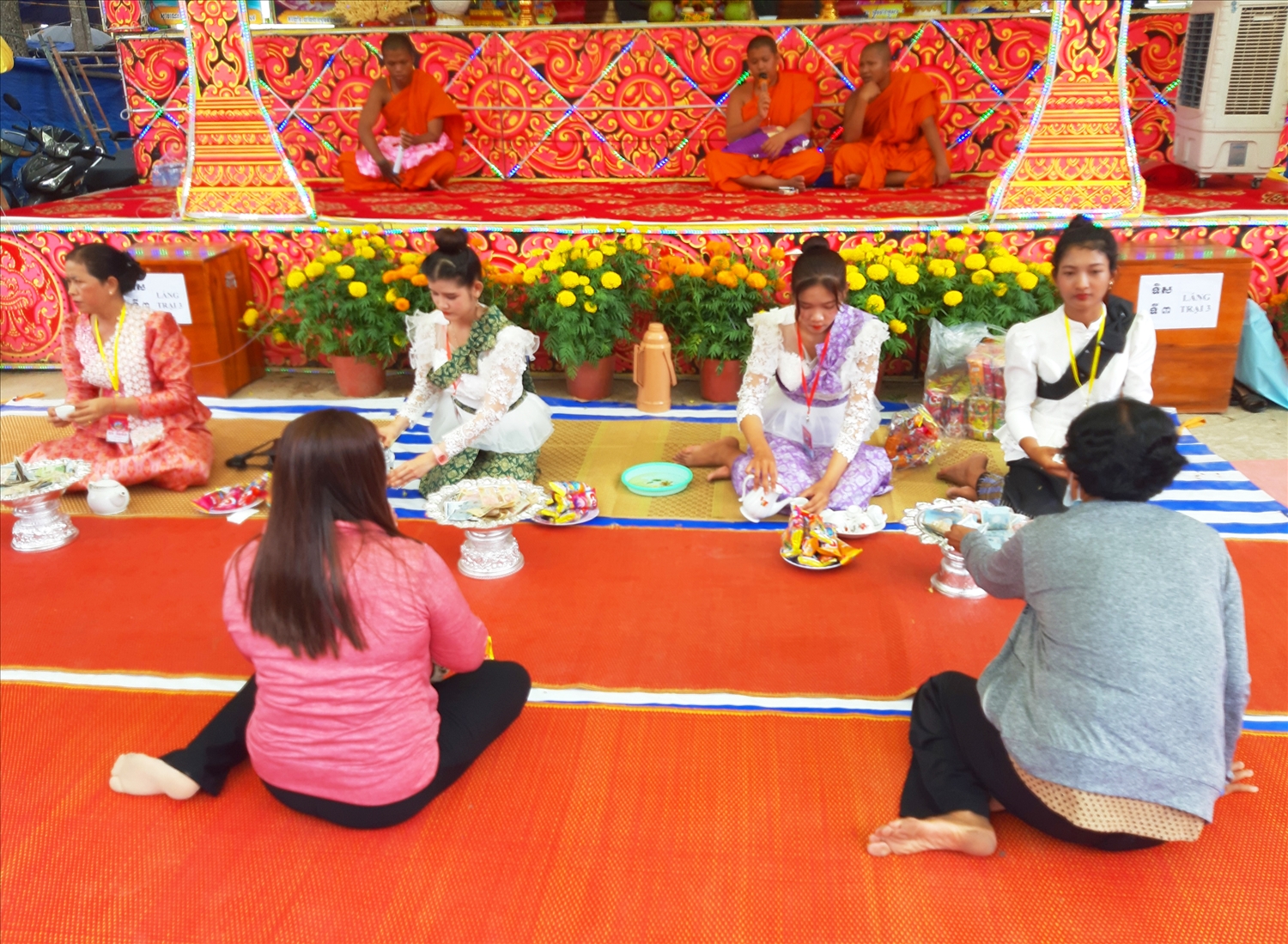 Lễ Panh Kom San Srok là dịp để người dân phum sóc gặp gỡ, thăm hỏi sức khỏe, trao đổi kinh nghiệm sản xuất và đóng góp an sinh xã hội ở địa phương.