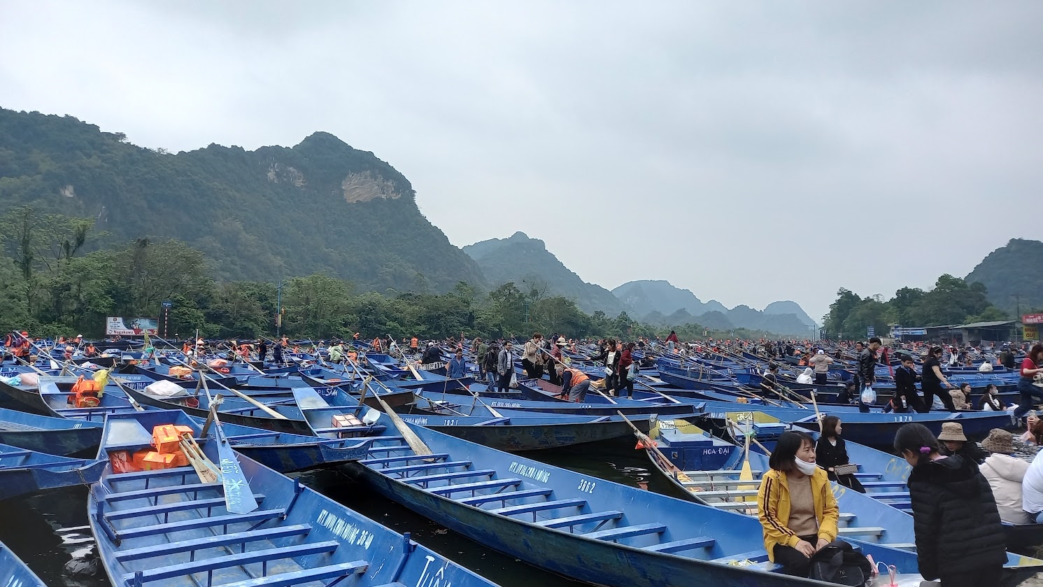 Bến đò tuyến Hương Tích có hàng trăm con đò đỗ san sát trên mặt nước khiến du khách phải tự di chuyển qua những con đò để tìm đường lên bờ