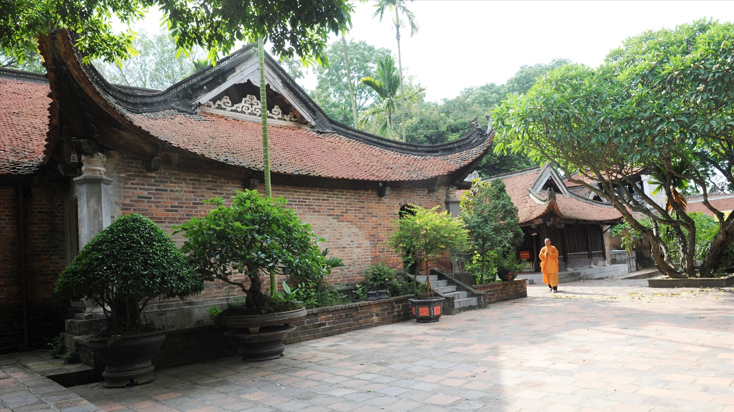 Chùa Vĩnh Nghiêm được coi là chốn tổ của Thiền phái Trúc Lâm, Trường Đại học Phật giáo đầu tiên ở Việt Nam. mở cửa tự do đón khách thập phương.