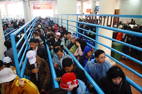 Phòng chờ tại cáp treo lên chùa Hương, hàng trăm du khách nhích từng bước để chờ đến lượt mình được vào cabin đi cáp treo