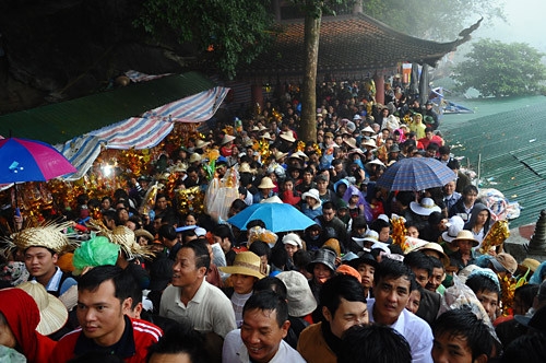 Hàng ngàn du khách chen lấn, nhích từng bước một để đi lên động Hương Tích