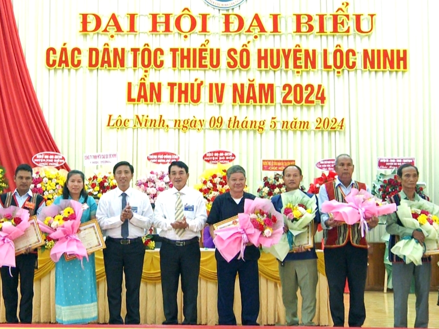 Lãnh đạo huyện Lộc Ninh khen thưởng các cá nhân có thành tích xuất sắc trong công tác dân tộc giai đoạn 2019 - 2024 (Ảnh: Báo Bình Phước). 