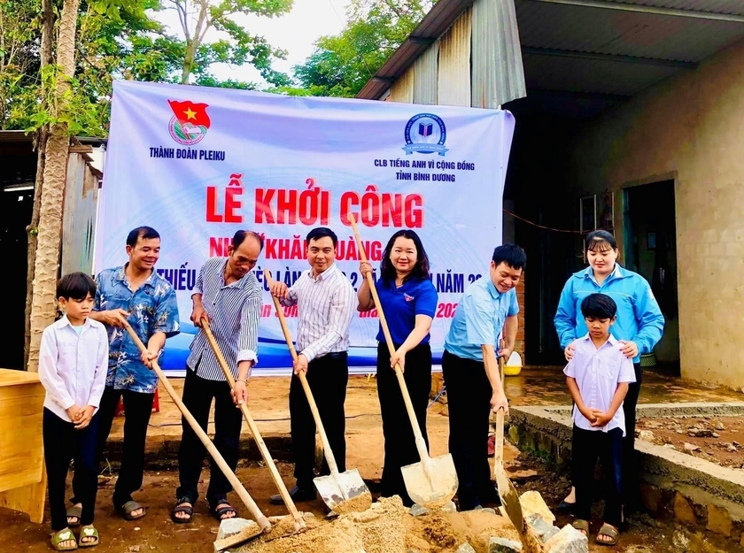 Thành đoàn Pleiku phối hợp với CLB Tiếng Anh vì cộng đồng tỉnh Bình Dương khởi công xây dựng nhà khăn quàng đỏ cho 2 em học sinh thuộc hộ nghèo, làng Têng 2, xã Tân Sơn, TP. Pleiku. Ảnh: P.D