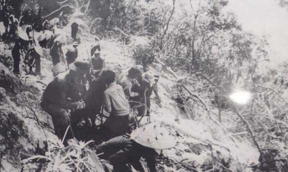 Đường Trường Sơn qua đèo Chư Poong, tỉnh Gia Lai năm 1974 (Ảnh Tư liệu)