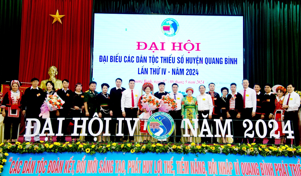  Các đại biểu tặng hoa chúc mừng Đoàn đại biểu đi dự Đại hội đại biểu các DTTS của tỉnh Hà Giang. (Ảnh: M.Lan - P.Hiền )