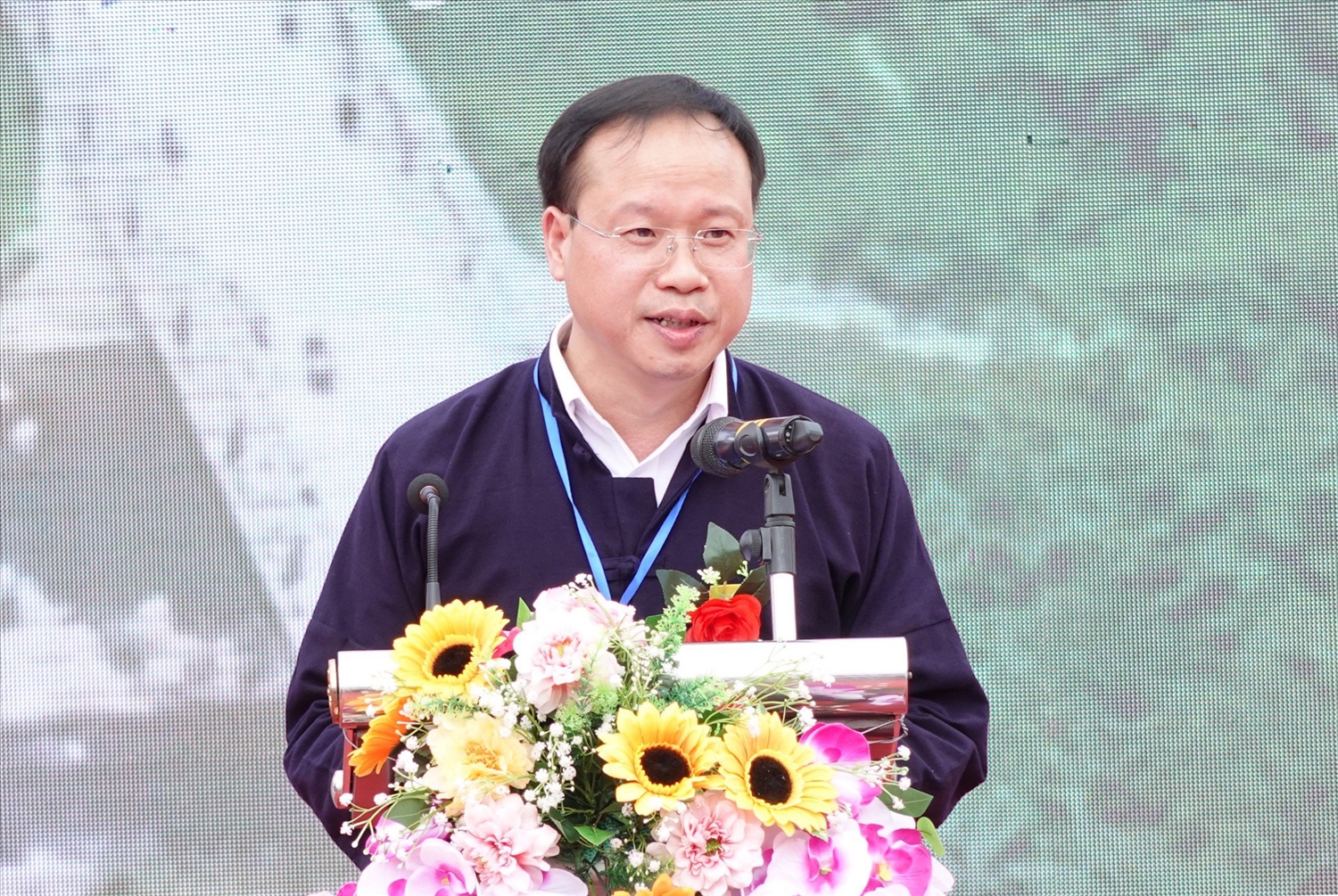 Ông Lèo Văn Hiệp - Phó Chủ tịch UBND huyện Bình Gia phát biểu khai mạc Ngày hội