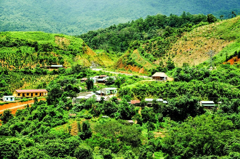 Những ngôi làng của đồng bào Gié Triêng ven đường Hồ Chí Minh (đoạn qua đèo Lò Xo; Ảnh: Huy Đằng)