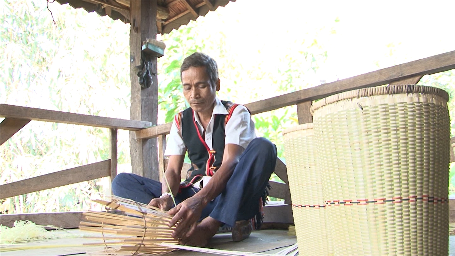Nghề đan lát giúp nghệ nhân A Hùng có thêm nguồn thu nhập cho gia đình