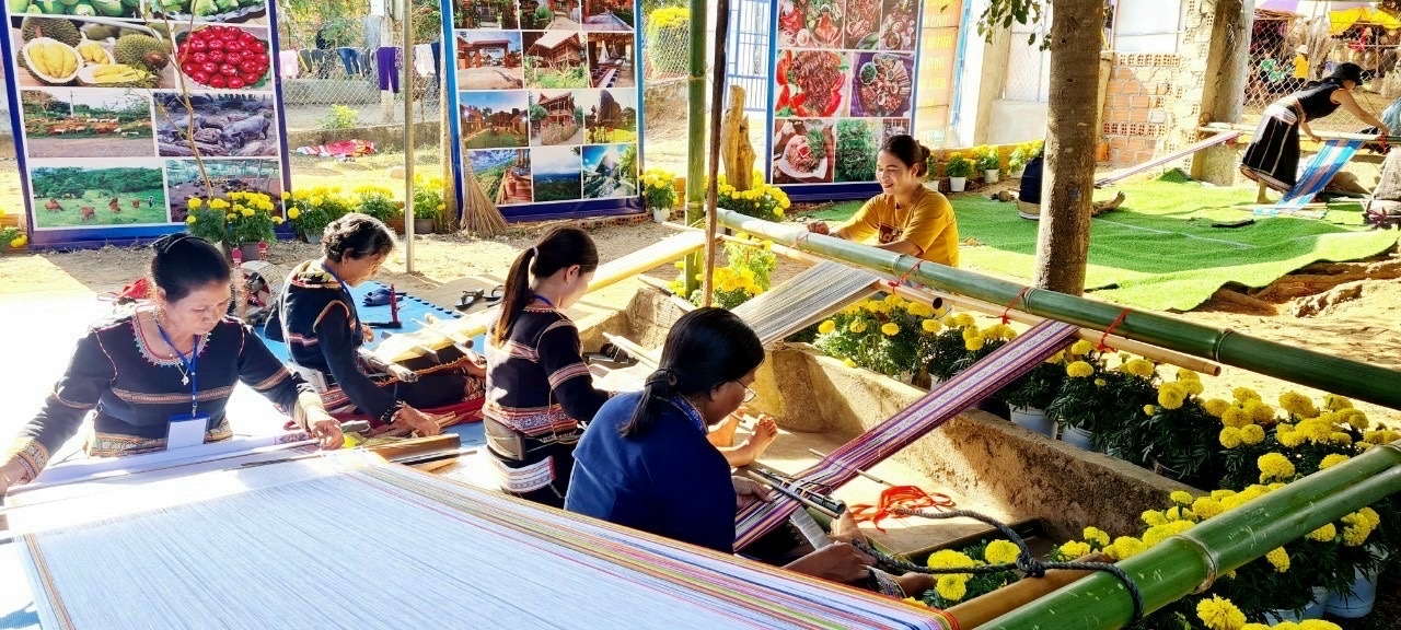 Chị Y Thoach (ngoài cùng bên trái) vẫn đang gìn giữ nghề dệt truyền thống của dân tộc