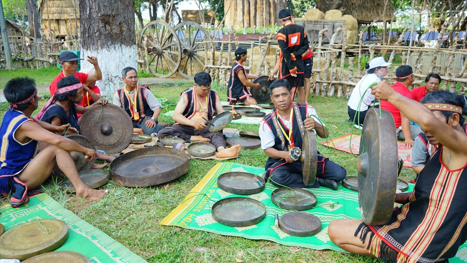 Các nghệ nhân trình diễn chỉnh chiêng tại Ngày hội văn hóa các dân tộc tỉnh Gia Lai năm 2024