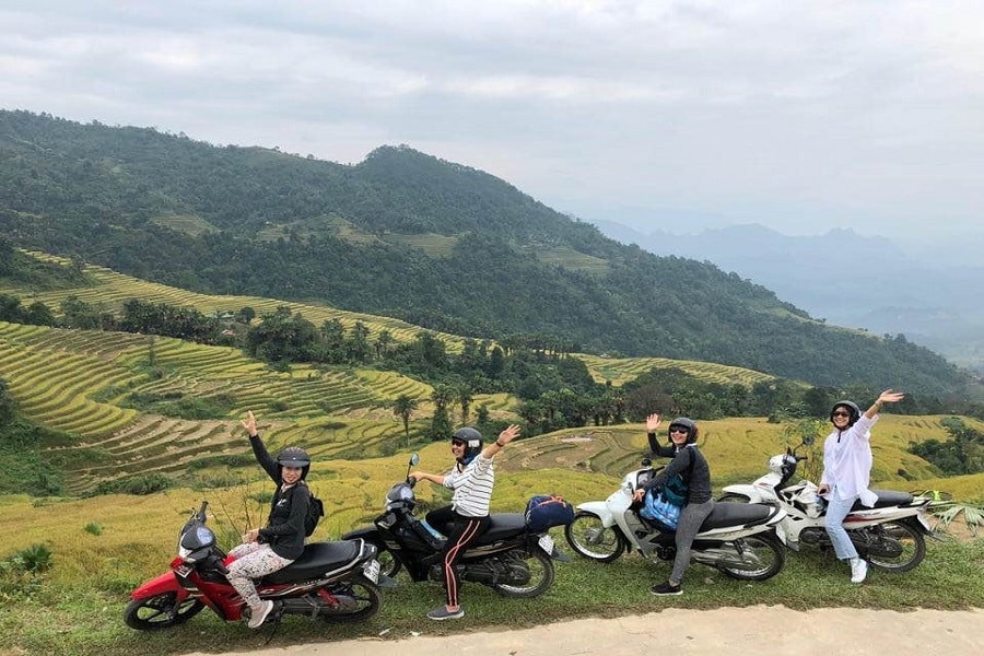 Người nước ngoài thích thú tự đi xe máy thuê ở Khu du lịch quốc gia Sa Pa (Ảnh Hiệp hội du lịch Lào Cai).