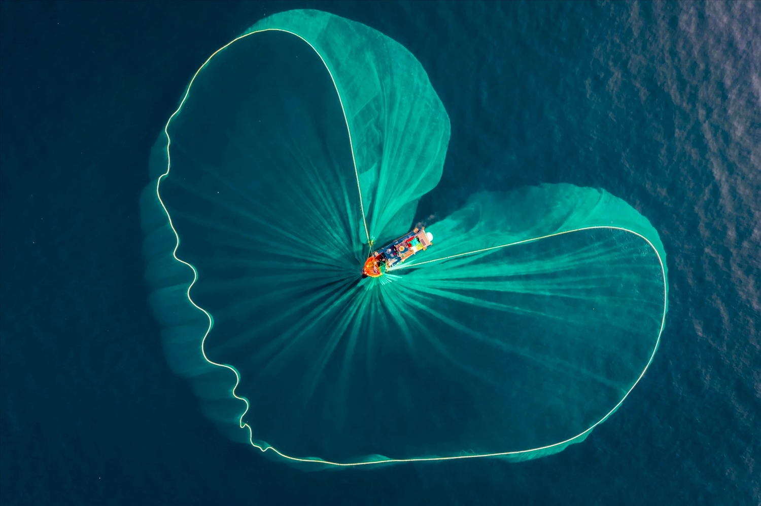 Bức ảnh “Trái tim của biển” của nhiếp ảnh gia Nguyễn Minh Tú.