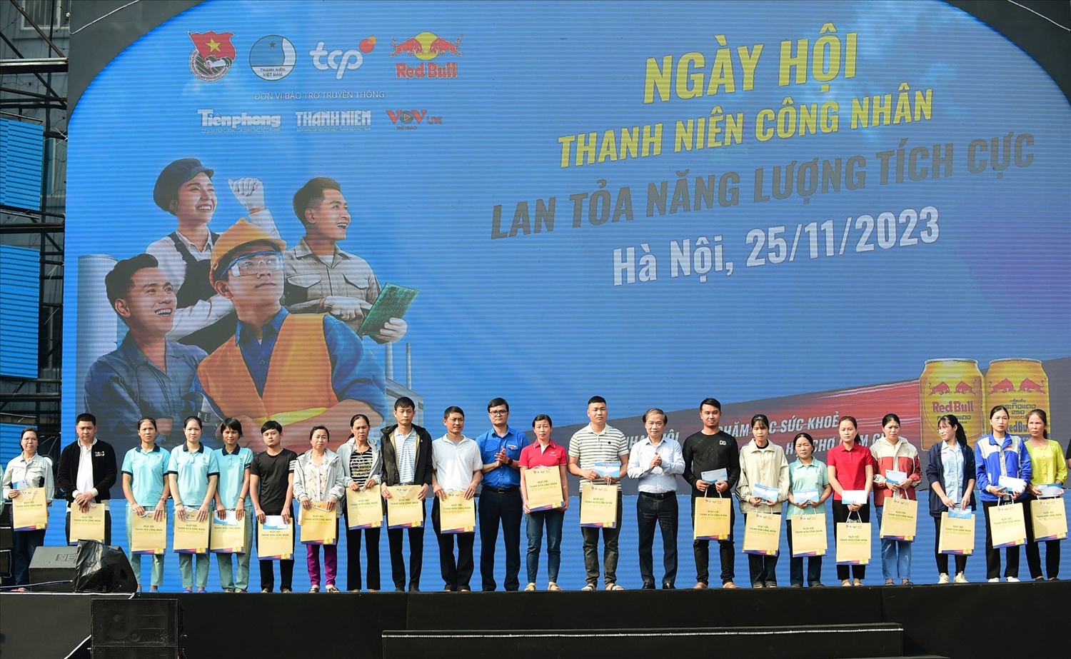 Ban tổ chức trao quà cho công nhân tại Ngày hội “Thanh niên công nhân - Lan tỏa năng lượng tích cực” năm 2023