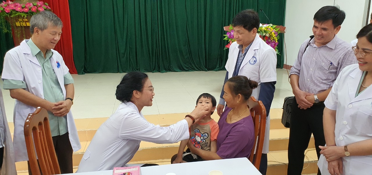 Đoàn công tác của Bộ Y tế thăm và kiểm tra công tác tổ chức chiến dịch bổ sung vitamin A tại huyện Cao Phong, Hòa Bình
