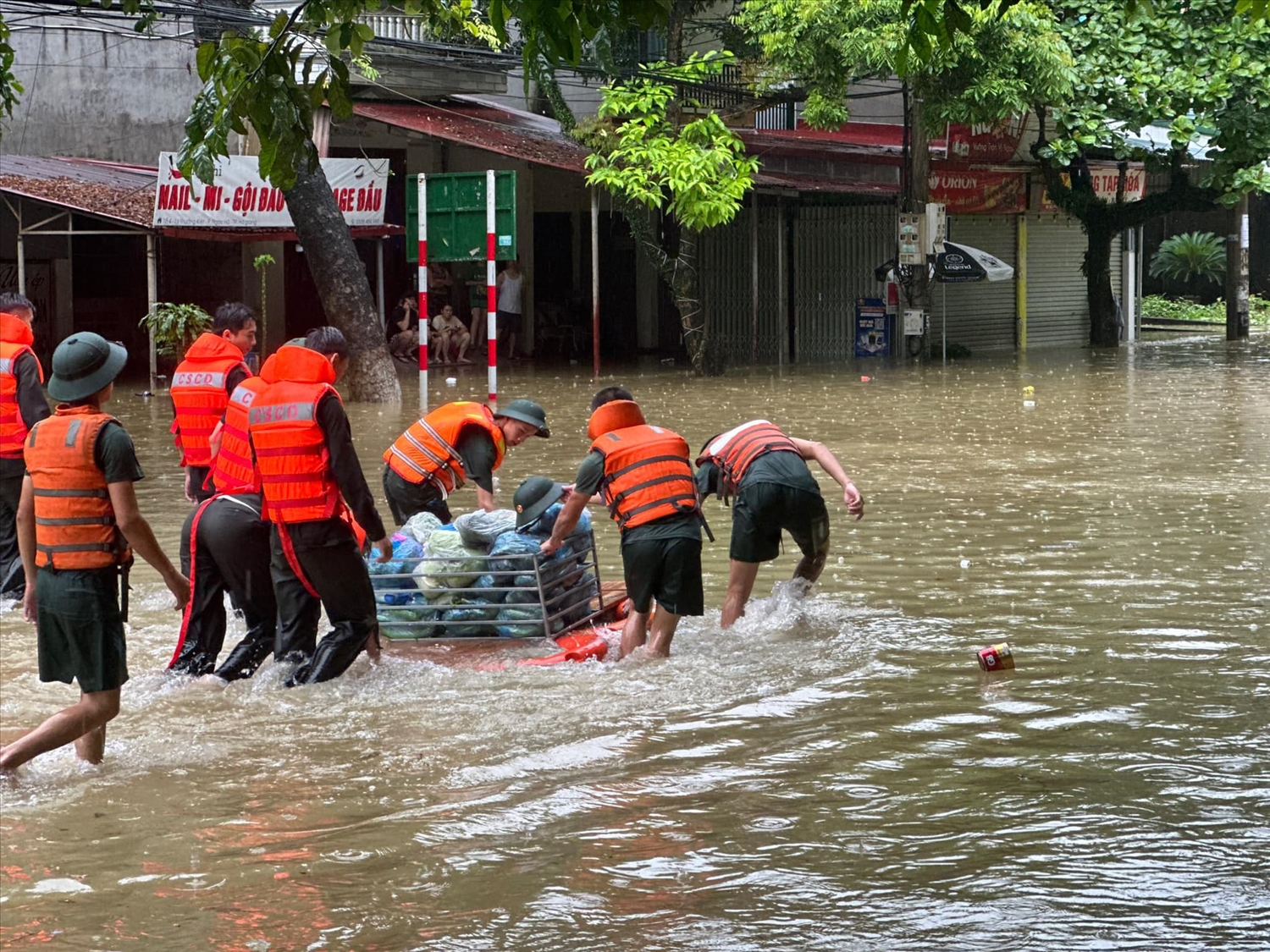 Hà Giang: Nước lũ dâng cao, hai người bị cuốn trôi 7