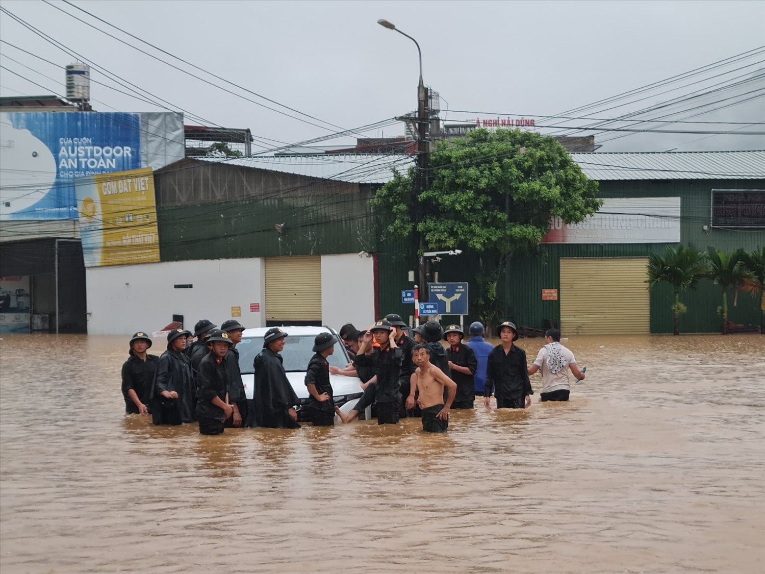 Hà Giang: Nước lũ dâng cao, hai người bị cuốn trôi 1
