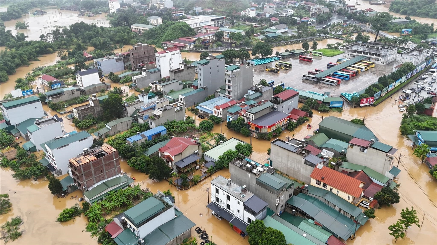 Một khu dân cư trên địa bàn thành phố Hà Giang ngập sâu trong nước. Ảnh: Mạnh Mạnh