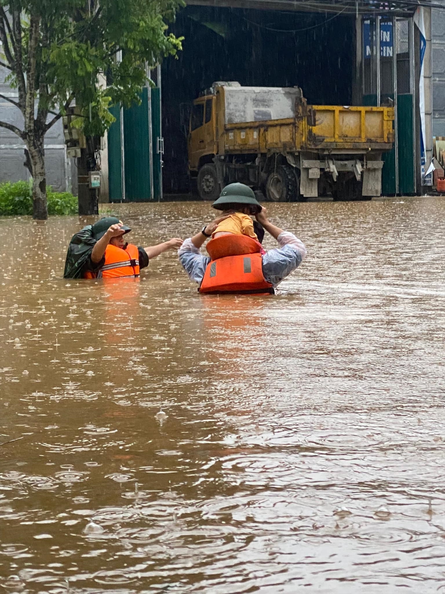 Hà Giang: Nước lũ dâng cao, hai người bị cuốn trôi 5