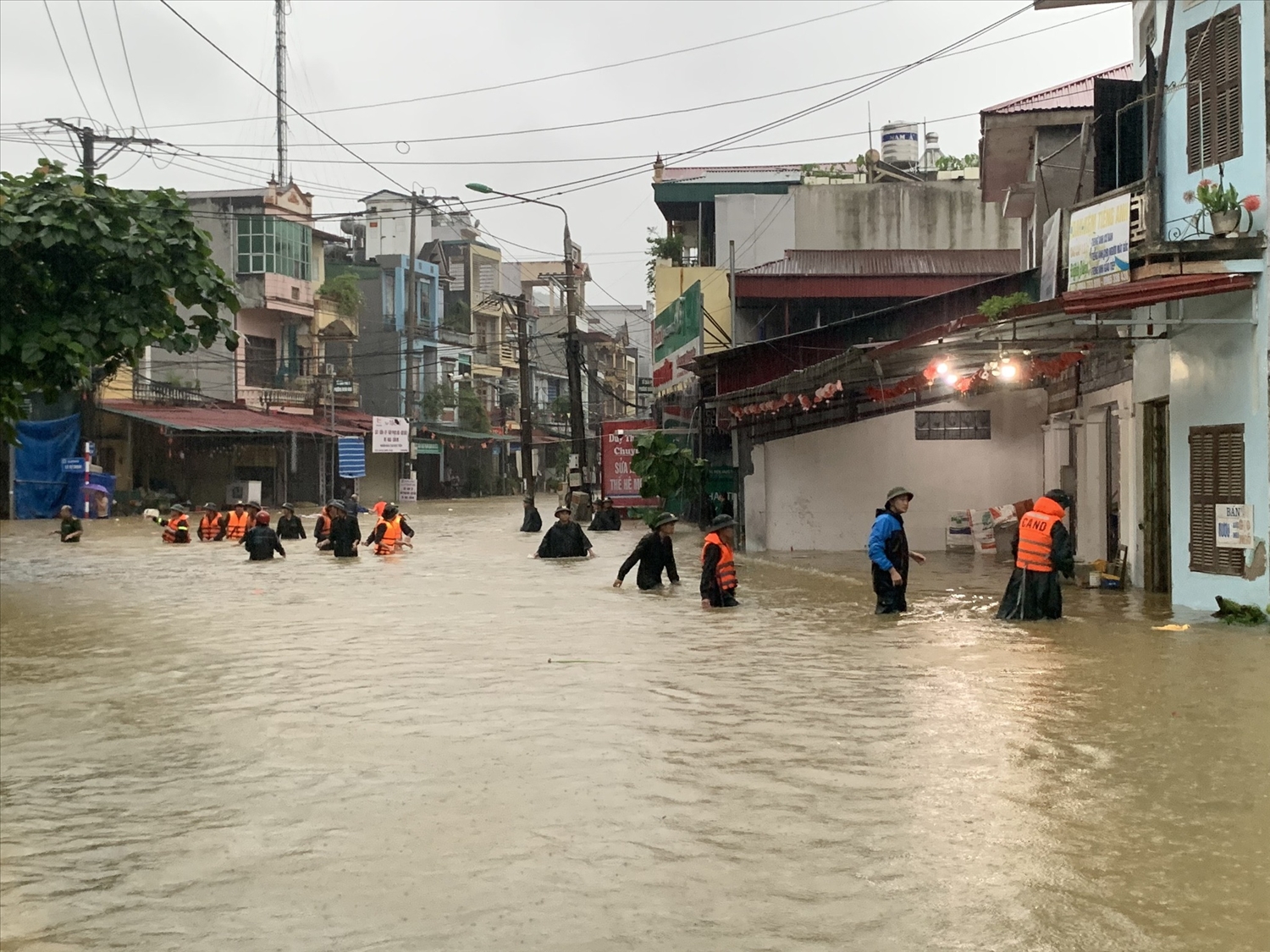 Lực lượng Công an tỉnh Hà Giang dầm mình trong mưa lũ để giải cứu người dân bị mắc kẹt tại các điểm ngập sâu