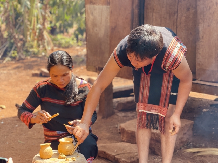 Du khách trải nghiệm làm gốm truyền thống của đồng bào Gia Rai ở xã Ia Mơ Nông, huyện Chư Păh