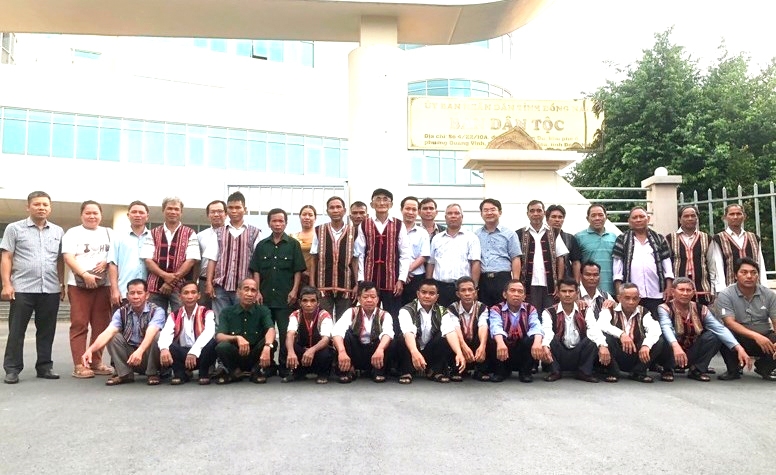 Đoàn đại biểu Người có uy tín trong đồng bào DTTS tỉnh Bình Định chụp ảnh lưu niệm tại Ban Dân tộc tỉnh Đồng Nai