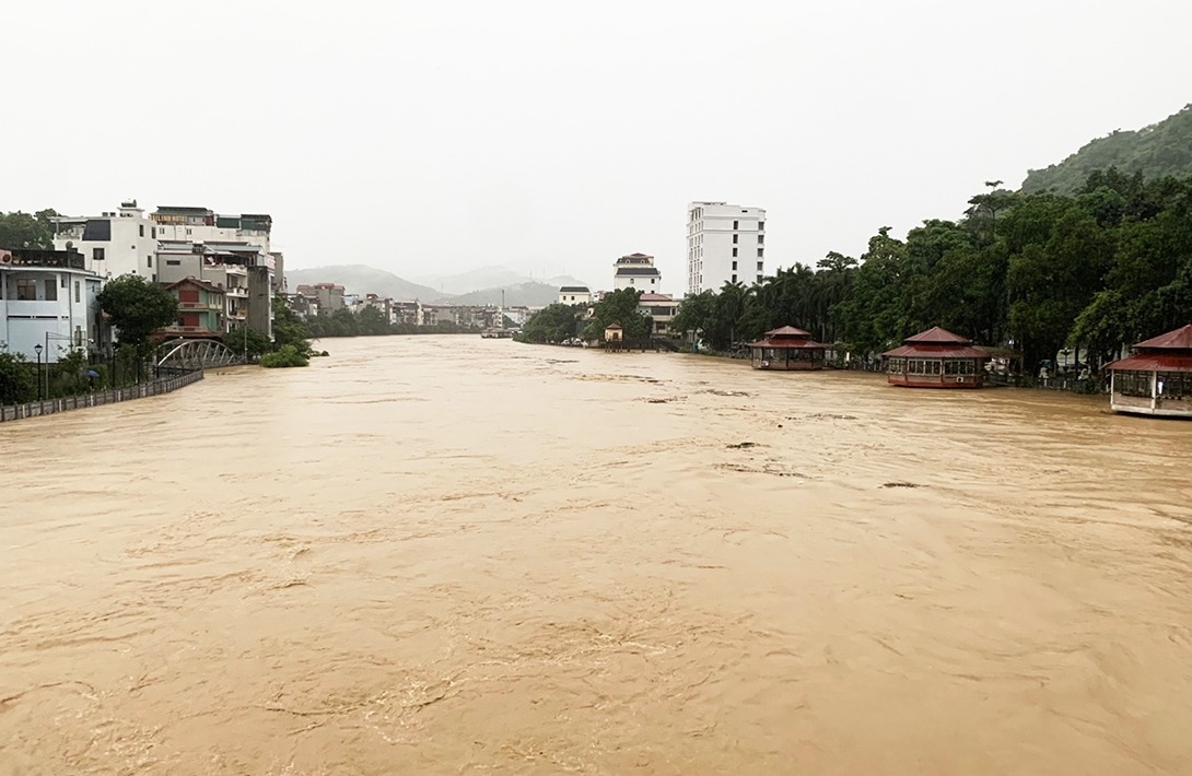 Lúc 4h30 ngày 10/6, mực nước trên sông Lô tại trạm thủy văn Tp. Hà Giang đã vượt báo động 3 là 0,05m
