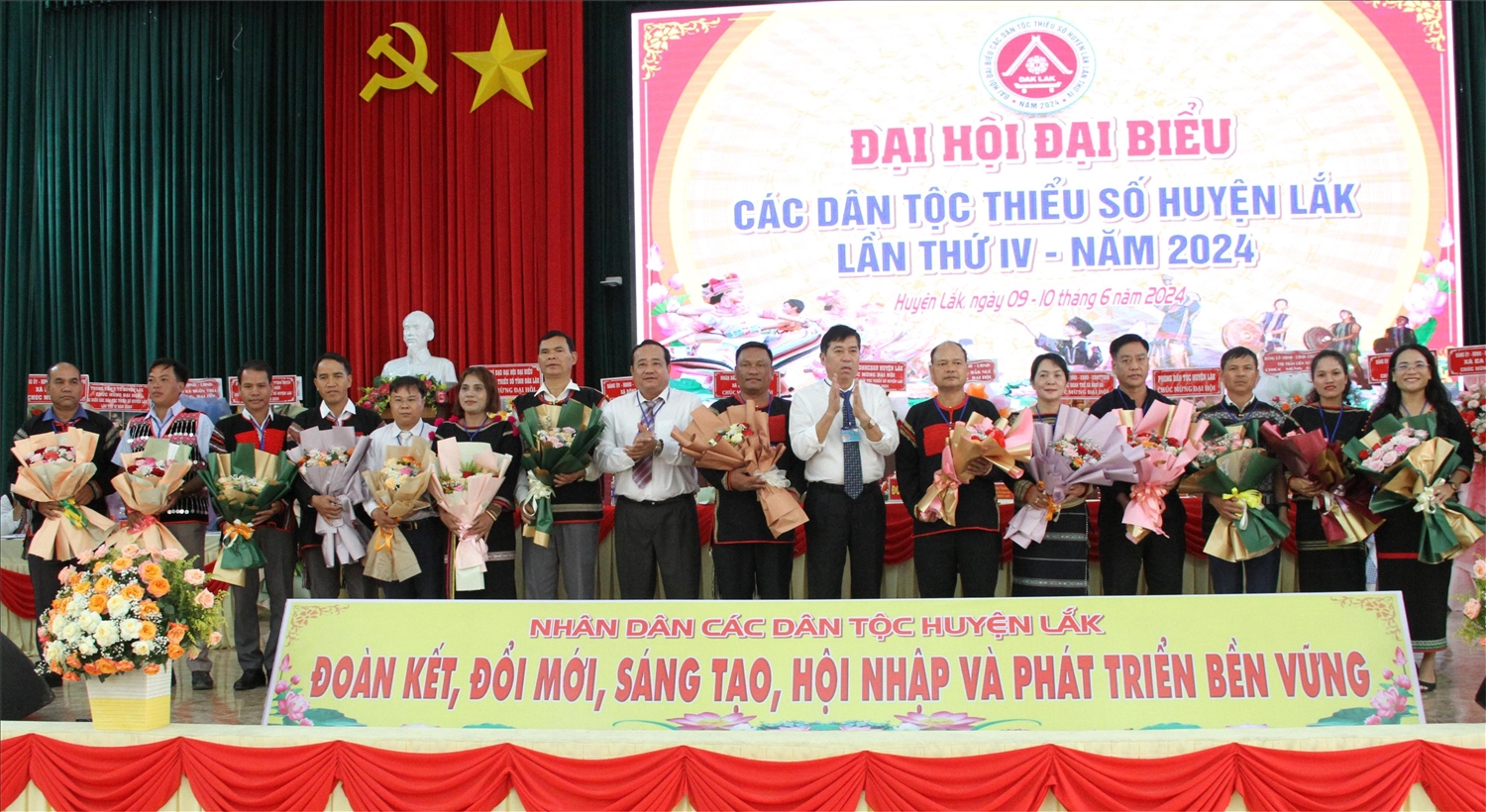 Các đại biểu được cử chọn đi dự Đại hội Đại biểu các dân tộc cấp tỉnh